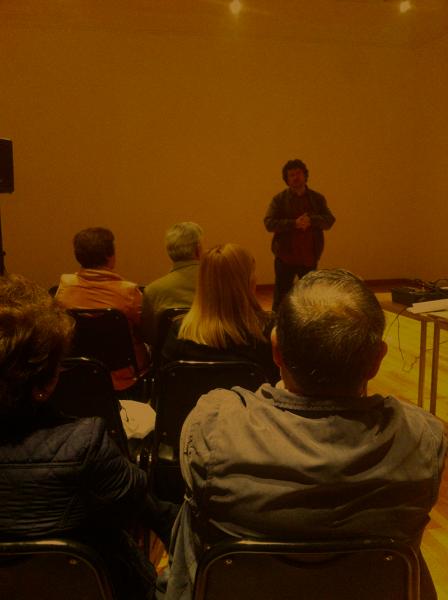 Sergio Olivares conversando con audiencia.