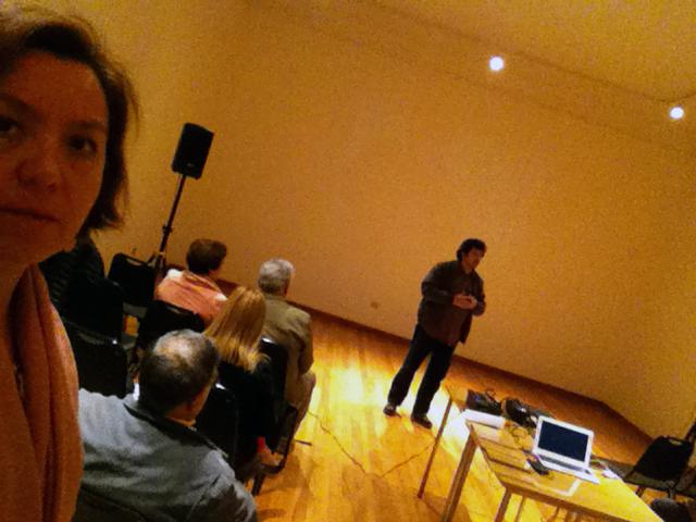 Audiencia conversa con Sergio Olivares.