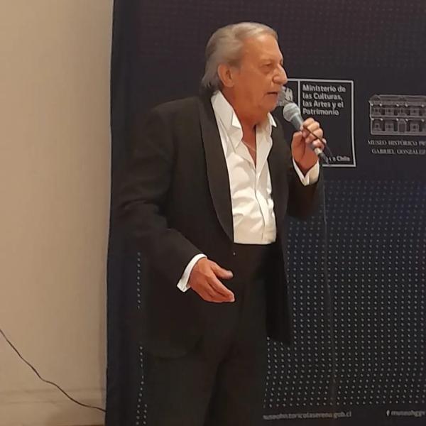 Cantante Eduardo Lamas en la conmemoración del aniversario de José de San Martín en La Serena.