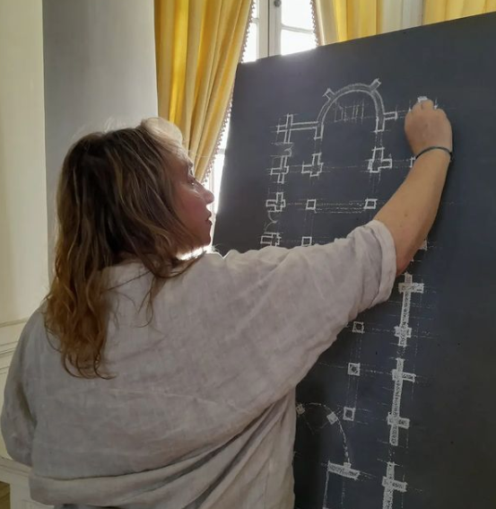 Arquitecta Académica Alma Ponce dibujando en el Día de los Patrimonios 2023