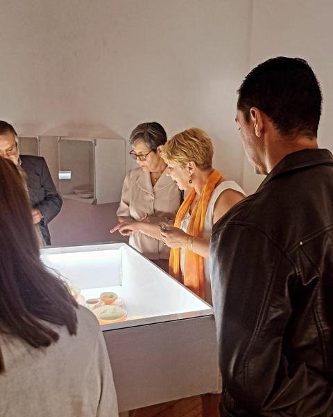 Asistentes apreciando piezas cerámicas en el Museo Histórico Gabriel González Videla