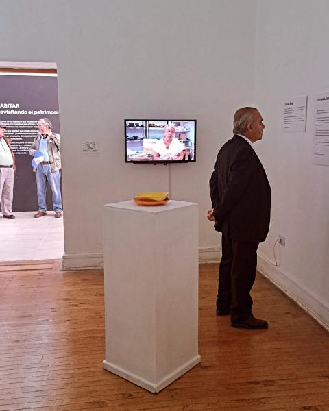 Asistentes apreciando la exposición