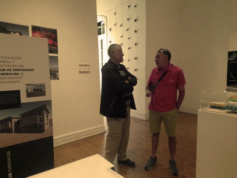 Personas visitando la exposición.