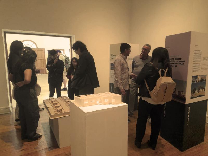 Jóvenes visitando la exposición.