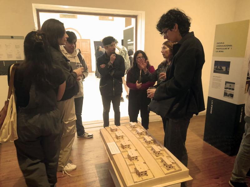 Jóvenes visitando la exposición.
