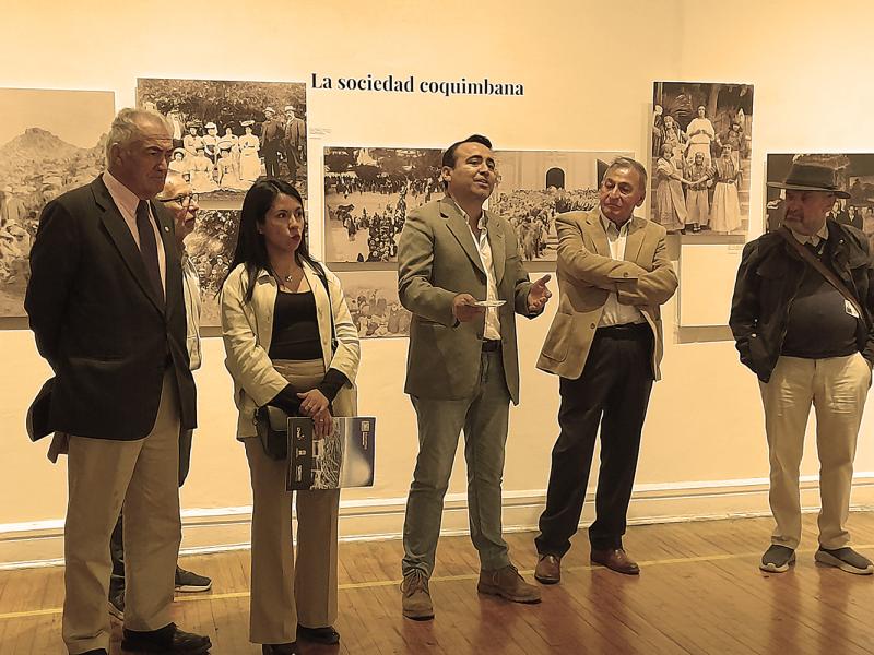 Frank Vicencio en la inauguración de la exposición “Coquimbo 1880-1930: Vida, Tragedia y Cultura en Imágenes” Inauguración de la exposición “Coquimbo 1880-1930: Vida, Tragedia y Cultura en Imágenes”
