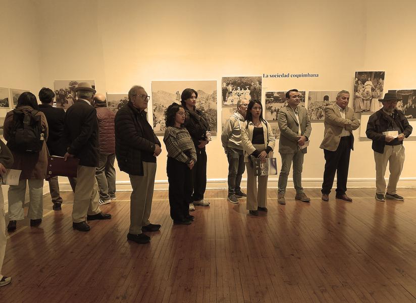Público asistente a la exposición “Coquimbo 1880-1930: Vida, Tragedia y Cultura en Imágenes” Inauguración de la exposición “Coquimbo 1880-1930: Vida, Tragedia y Cultura en Imágenes”
