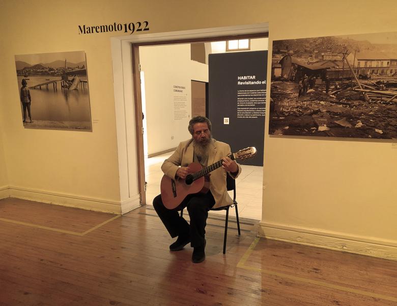 El músico Talo Pinto inaugurando la exposición Inauguración “Coquimbo 1880-1930: Vida, Tragedia y Cultura en Imágenes” Inauguración de la exposición “Coquimbo 1880-1930: Vida, Tragedia y Cultura en Imágenes”